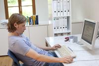 Auch die Arbeit am Computer kann zu Nackenfehlhaltungen führen - Behandlung durch die Pohltherapie