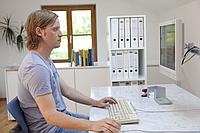Ein Computerbildschirm mit richtiger Höhe ist nackenschonend - Behandlung durch die Pohltherapie