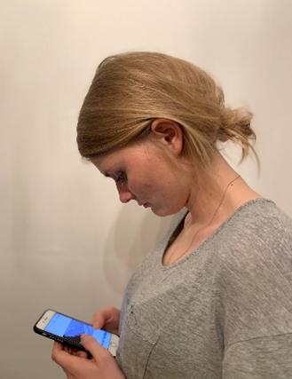 Ein gesenkter Kopf beim Smartphone-Lesen kann langfristig einen Handynacken zur Folge haben – Behandlung durch die Pohltherapie