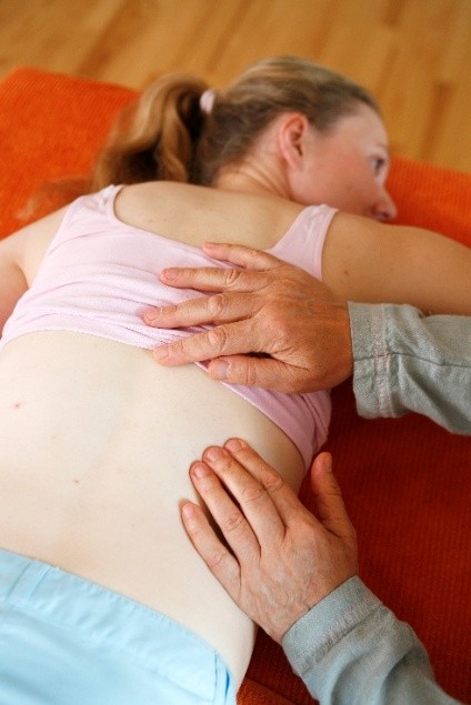 Aktive Schmerzpunktbehandlung der Drehmuskeln des Rückens