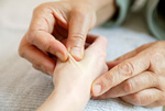 Behandlung an den Fingern - Behandlung durch Pohltherapie