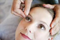 Behandlung am Auge - Behandlung durch Pohltherapie