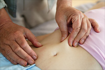 Magenschmerzen können mit der Pohltherapie - Sensomotorischen Körpertherapie behandelt werden