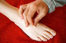 Behandlung bei Schmerzen am Fußrücken oder an der Fußsohle - Behandlung durch Pohltherapie