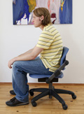 Ein zu niedrig eingestellter Stuhl kann zu vorgebeugtem Sitzen im Rundrücken führen - Behandlung durch die Pohlhterapie